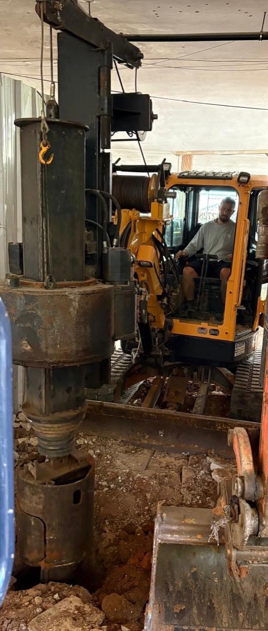 מפעיל המכונה ליד עמדת ההפעלה, במהלך עבודת קידוח